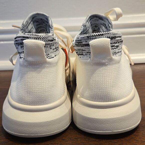 Stylish White Sneakers with Red and Green Accents - Picture 6 of 6